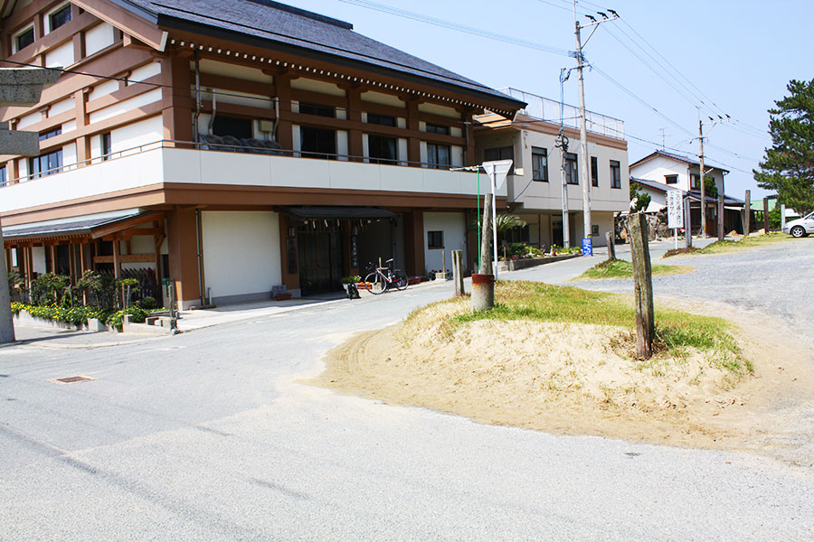 宮地浜　鳥居の前を右折